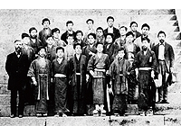 新島校長と「熊本バンド」を含む初期の同志社英学校生徒