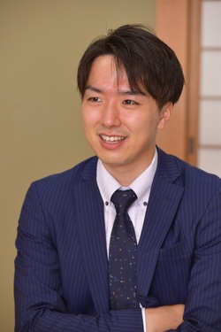 プロ棋士　徳田拳士さん