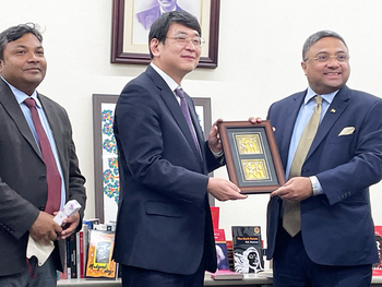 インド大使から本学への記念品贈呈(右からジョージ大使・高杉副学長・ギリ総領事)