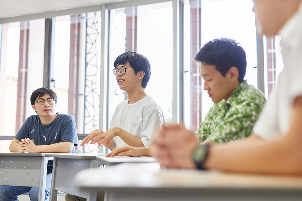 discover2308_students_05.jpg