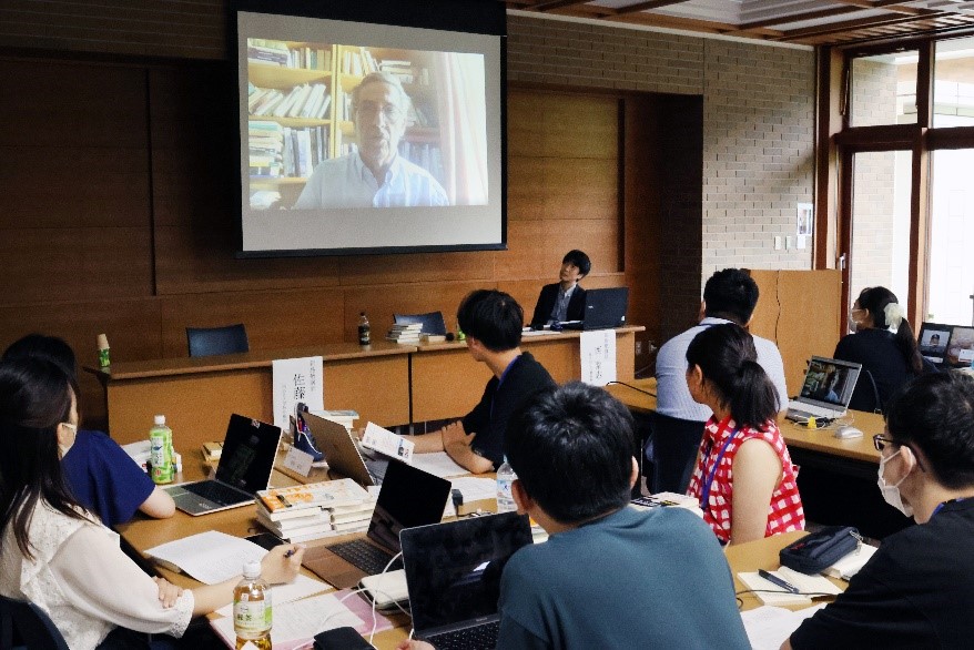 トッド氏の映像を視聴する学生たち